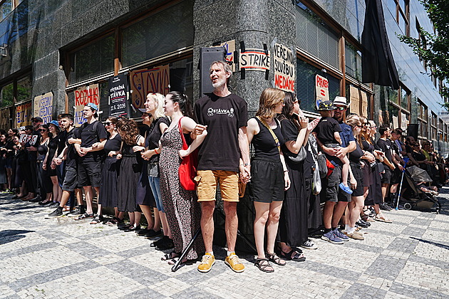 Protest v ČT a ČRo začal Čapkem a minutou ticha. Zaměstnanci obstoupili budovu