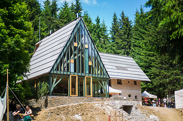 Woodcrafteři postavili v Krušných horách jedinečnou chatu, jakou nikdo nemá