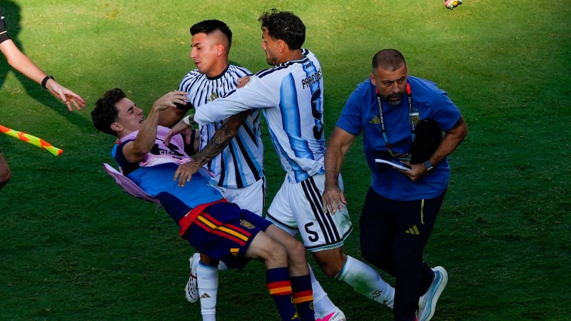 Dohra skandálního závěru finále MS. Několik fotbalistů Argentiny čelí obvinění z napadení