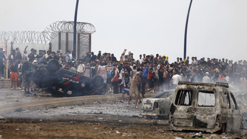 Z Maroka přišlo 49 tisíc migrantů, odhadují úřady. Do Ceuty míří španělský premiér