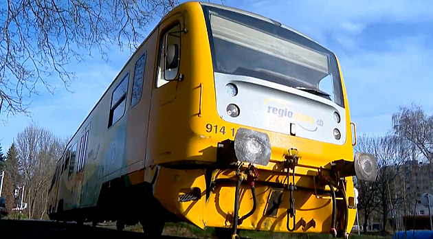Vlak vláčel ženu desítky metrů, dveře předtím sevřely kočárek s jejím dítětem