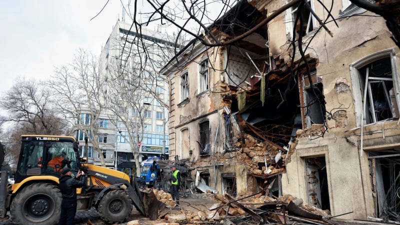 Rusové zabíjeli na sídlišti v Charkově. Ukrajinské drony zasáhly Belgorod a mířily i na Moskvu