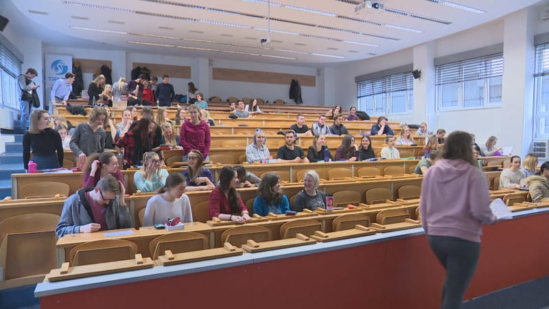 Nevezmeme část studentů, varují vládu rektoři kvůli rozpočtu. Přesune se boj o střední i na VŠ?