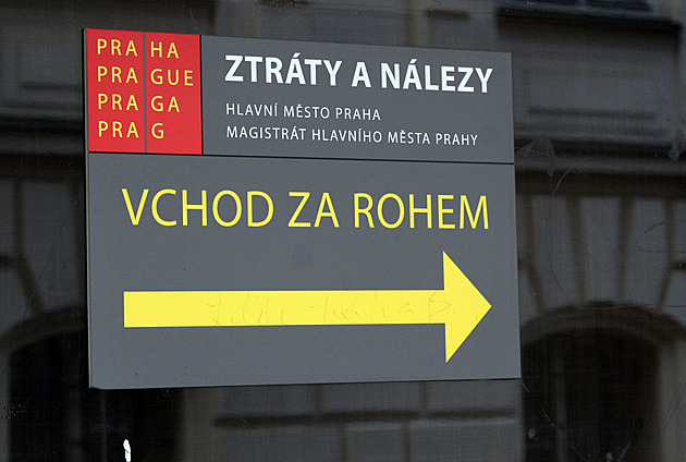 Motorovka, psací stroj i prsní implantát. Ve ztrátách a nálezech v Praze leží kuriozity