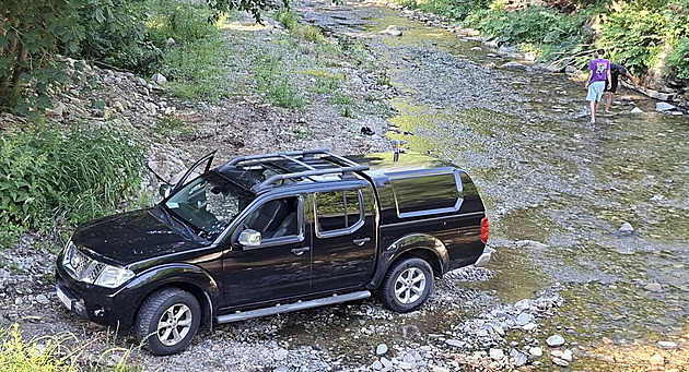 Auto stojící v říčce na chráněném území zvedlo vlnu nevole, řidiči hrozí jen malá pokuta
