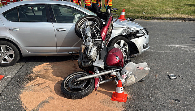 Motorkáře po střetu s autem oživovali, transportoval ho vrtulník