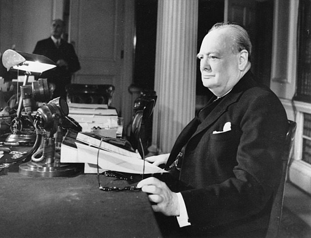 Churchill do něj oznamoval konec války. Legendární mikrofon míří do aukce