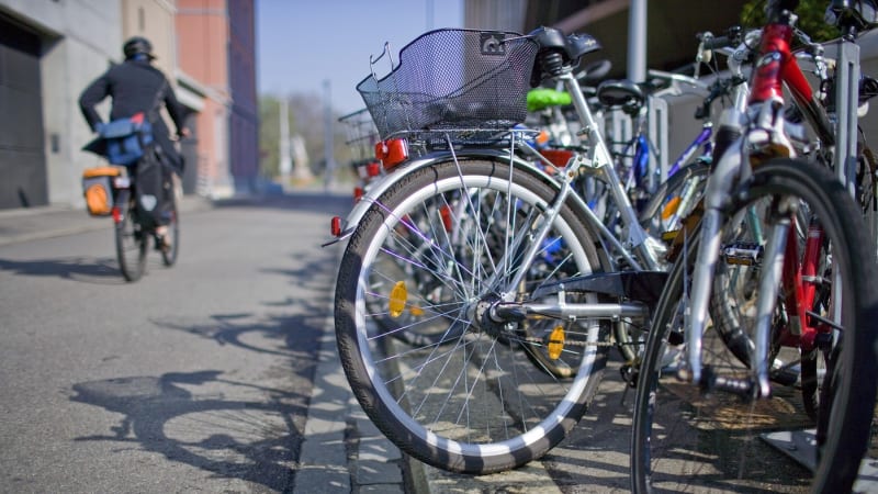 Cyklista napadl v Praze řidiče, policie po něm pátrá. Mylně se domníval, že mu nedal přednost