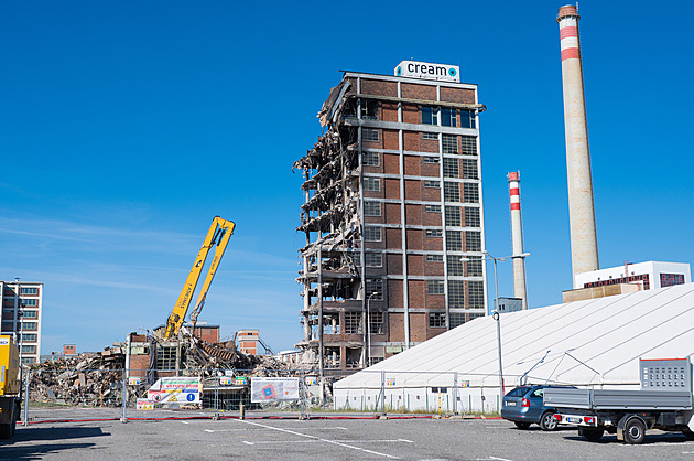 Torzo vyhořelé budovy v baťovském areálu nelze zachovat, demolice bude pokračovat