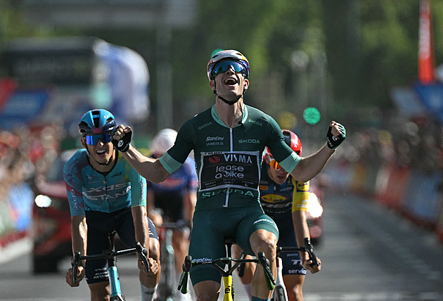 Geniální nápad. Van Aert si podmanil vedry zkrácenou etapu Vuelty, slaví druhý triumf