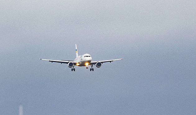 Zelenského letoun málem zasáhl dron, řekl norský premiér. Ukrajina: Tak zle nebylo
