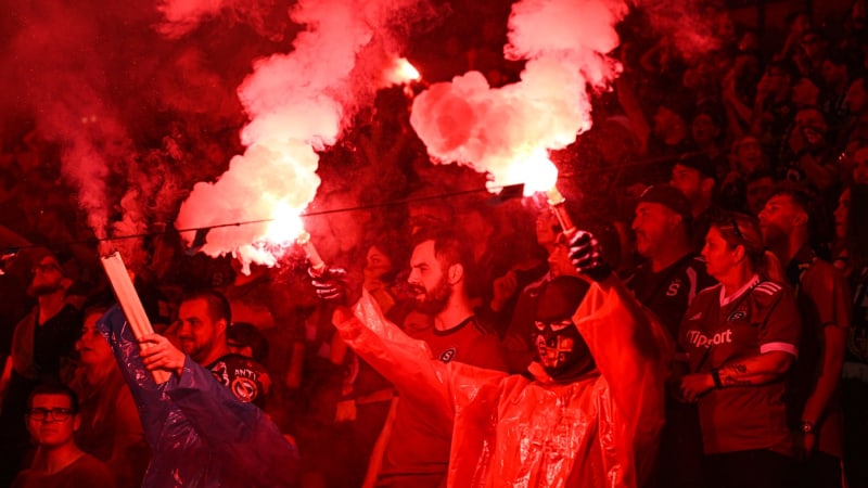 Pyrotechnika na stadionech? Šťastný odmítl návrh, aby se považovala za trestný čin