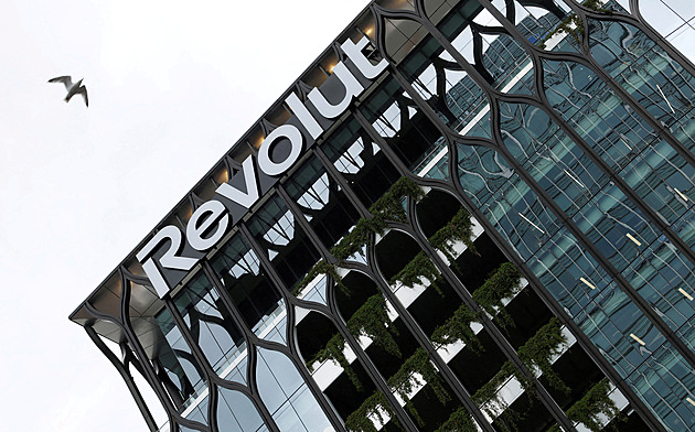 Revolut poskytl data stovek klientů falešnému úřadu. Teď čelí vydírání