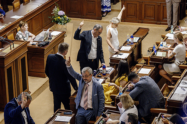 Dálniční známky nezdraží. Proč nenávidíte mladé lidi? ptal se Hřib Okamury