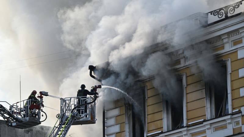 Rusové při útoku na Kyjev zasáhli Akademii věd. Historickou budovu pohltily plameny
