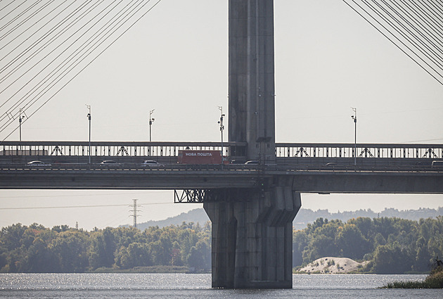 Rusové se zaměřili na klíčový most v Kyjevě, Ukrajinci zasáhli rafinerii ve Volgogradu