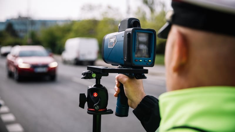 Šílený řidič se bezhlavě řítí Prahou a chlubí se videem. Zamindrákovaný psychopat, říká expert