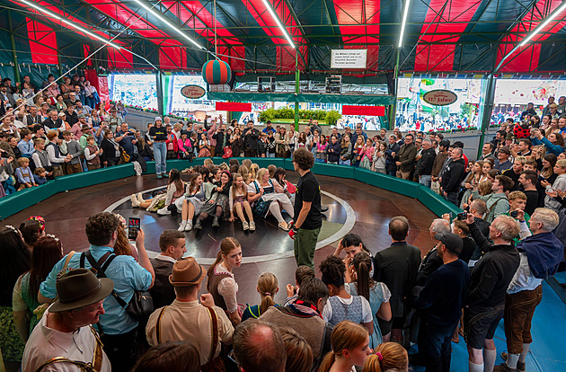 Rudé trenýrky jako ochrana před voyeury? Na Oktoberfestu si to opravdu někdo myslí