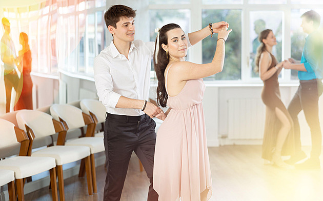 Dlouhé šaty ano, tenisky ne. Jak letos vyzrát na dress code v tanečních