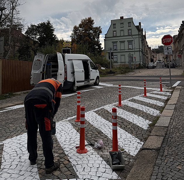 Konec hazardování na kolejích? Jablonec osadil nebezpečný přejezd značkami