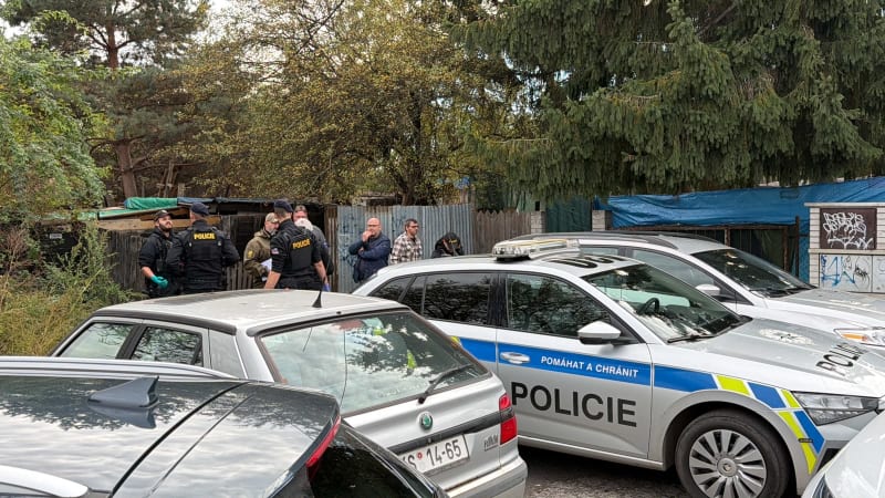 Nález lidských kostí v Praze: Byly skryté pod pytli na odpadky, na místě jsou kriminalisté