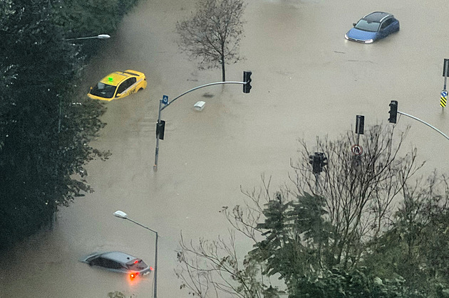 V zaplaveném autobusu si stoupali na sedačky. Istanbul čelí povodním, dva mrtví