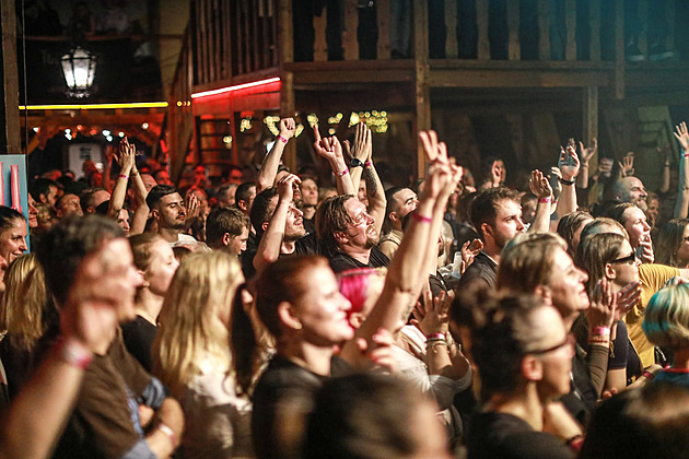 Klub Klondike v Peci věří, že pomůžou fanoušci. Skládají se na protipožární úpravy