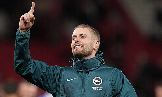 Zvykl si, že jsou hráči starší než on. Mladý kouč Brightonu: Model i prodejce umění