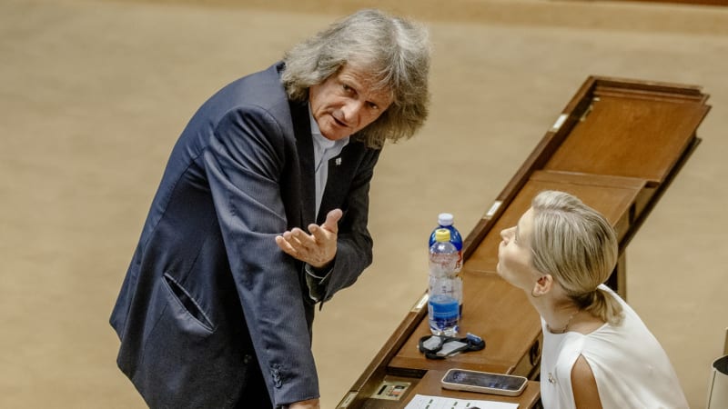 Omluva za Ševčíka přišla od Malé z ANO. Okamura jeho slova o menopauze kritizoval