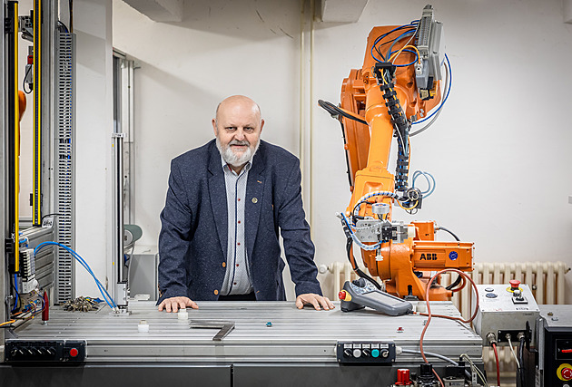 Od soustruhu k robotům. Liberecká průmyslovka slaví 150 let, studoval tu i Porsche