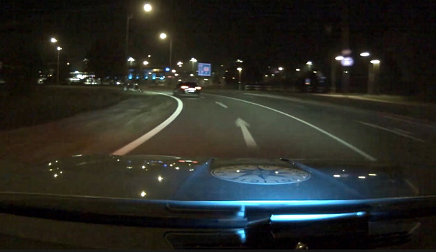Policejní kontrola se změnila ve zběsilou noční honičku, řidič prchal až 240 km/h
