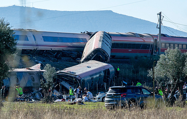Tragická srážka rychlovlaků ve Španělsku: 68 mrtvých. Nehodu způsobila chyba dispečinku