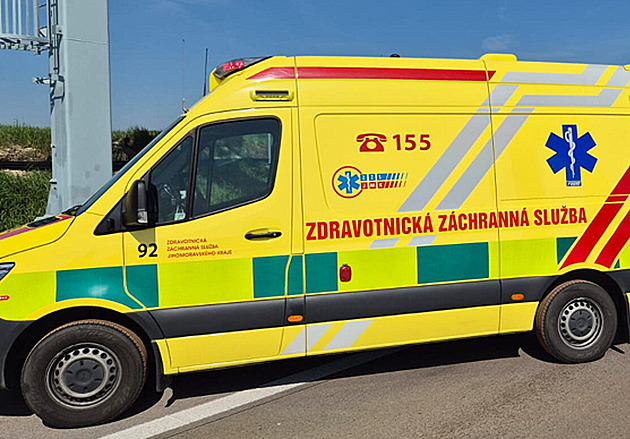 Tragická srážka osobního auta s náklaďákem u Čáslavi. Dva lidé zahynuli